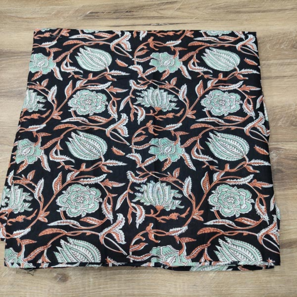 Lateast New Beautifull Design Small Floral Prints Cotton Fabric Sewing Fabric for Dress Making Quilting Fabric